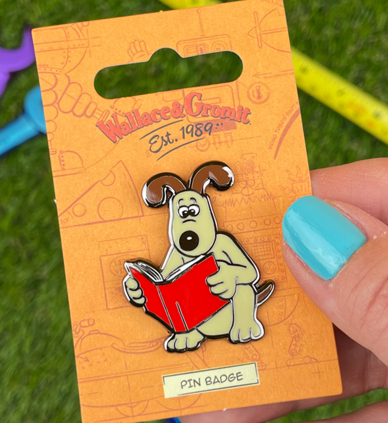 Wallace & Gromit - Gromit Reading Pin Badge