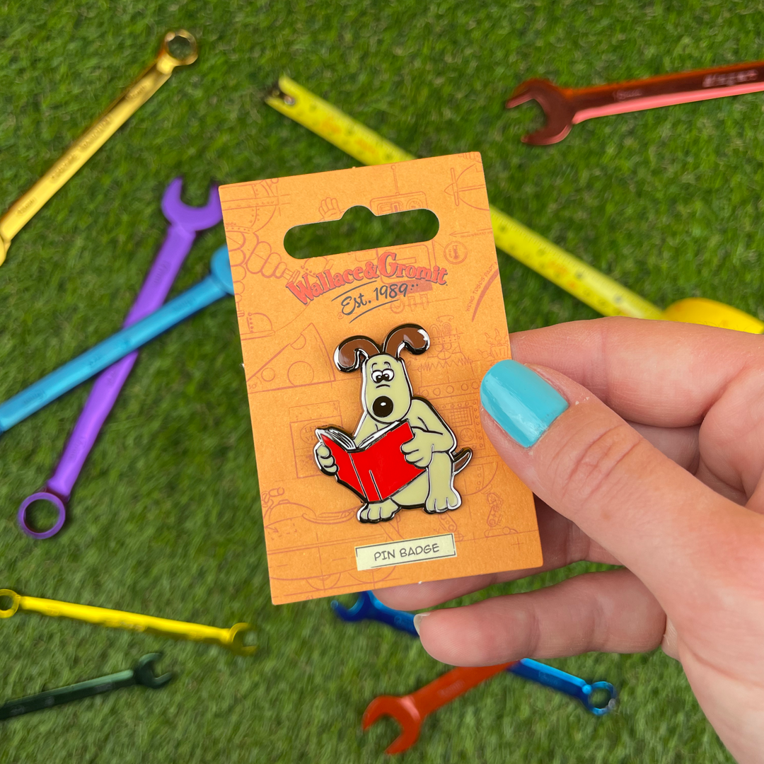 Wallace & Gromit - Gromit Reading Pin Badge